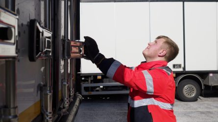 Eetu Piironen lastaamassa DB Schenkerin kuorma-autoa