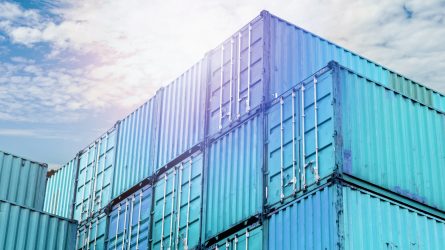 Merikontteja auringonpaisteessa