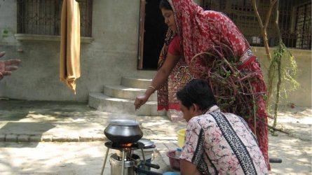 Mies ja nainen käyttävät puukaasukeitintä.