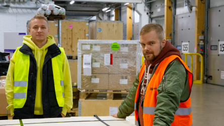 Niko Toivanen ja Olli Pakarinen seisovat lähetyksen vieressä ja katsovat kohti kameraa.