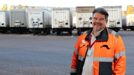 Antti Sauramaa hymyilee DB Schenkerin trailerien edessä.