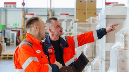 DB Schenkerin terminaalipäällikkö Juha Tuominen ja kuljettaja Marko Tuovinen tutkivat lähetyksiä.