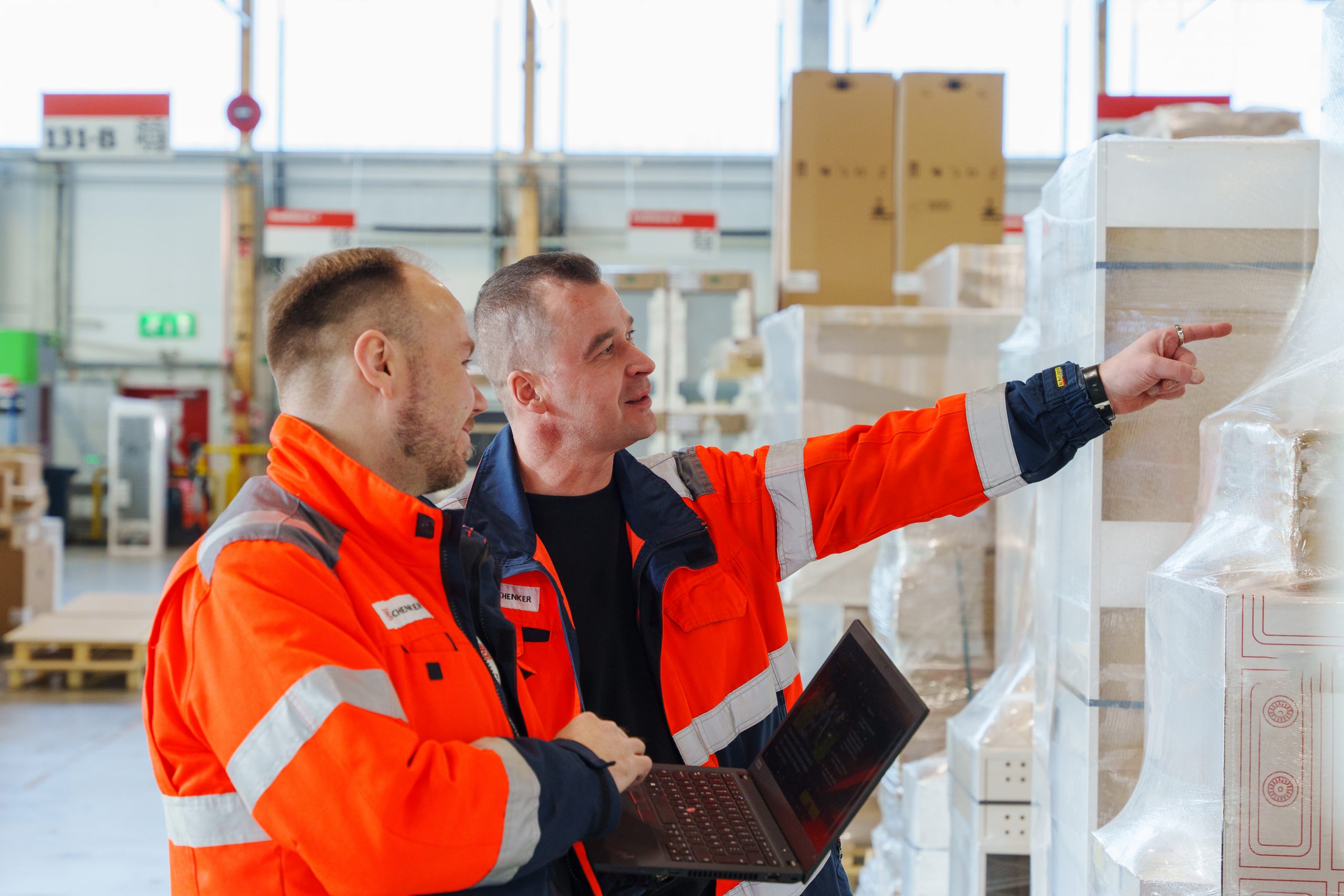 DB Schenkerin terminaalipäällikkö Juha Tuominen ja kuljettaja Marko Tuovinen tutkivat lähetyksiä.