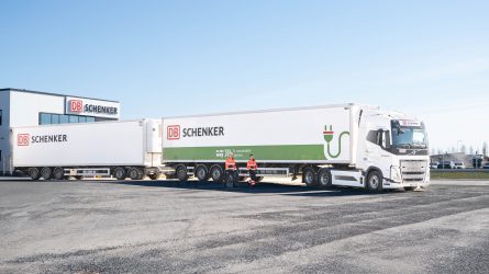 DB Schenkerin täyssähköinen HCT-yhdistelmä, jonka vierellä kulkee kaksi ihmistä