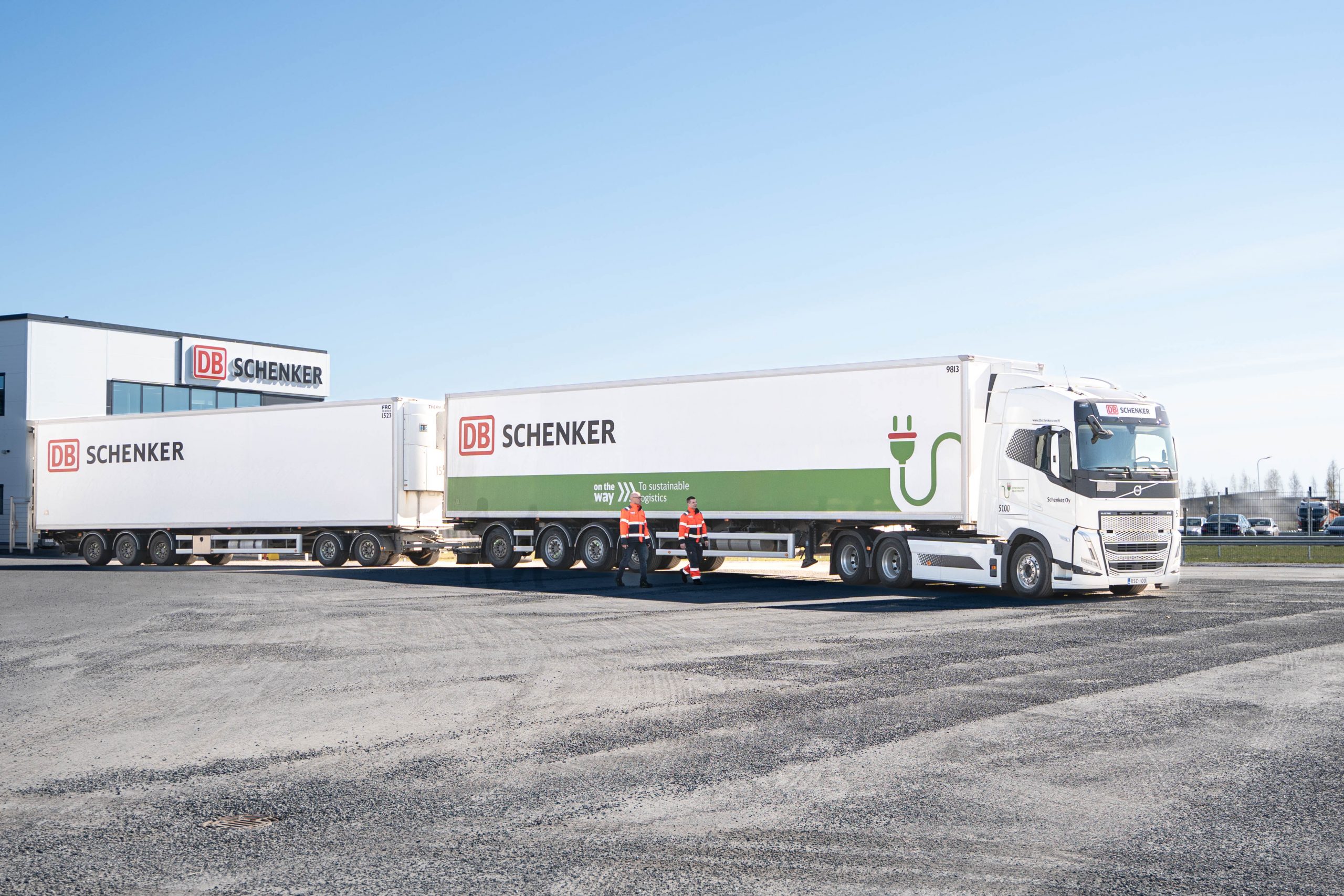 DB Schenkerin täyssähköinen HCT-yhdistelmä, jonka vierellä kulkee kaksi ihmistä