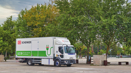 Porteur électrique Renault Trucks à Nantes devant des arbres