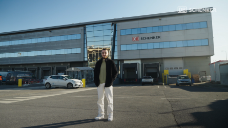 Collaborateur Schenker France devant l'agence AOG Roissy